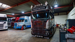 20251019-Tom-Holding-00138